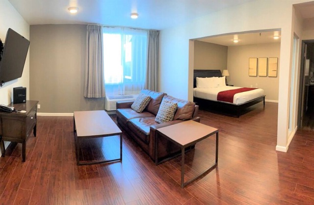 Located In the Heart of Torrance! Easy access to Hollywood & Downton LA! Parking