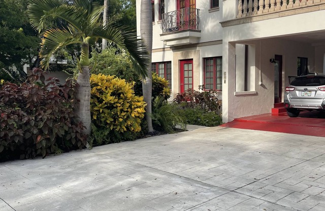Located in the heart of Old Naples! Enjoy the beach shopping and dining nnnnnnn