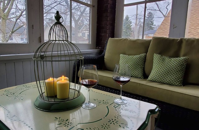 Located within walking distance from the Famous Niagara Falls and the atractions