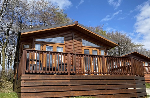 LODGE 10, CEDAR LODGE PARK, pet friendly, with a garden in Tavistock