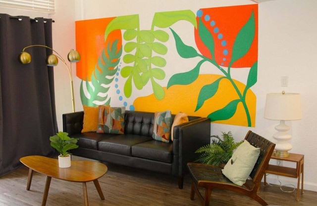 Loft 2 Cheerful Mid-Century - Walk to Old Town!