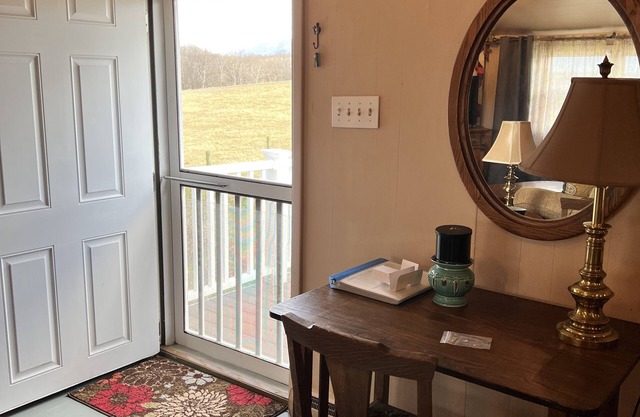 Loft Apartment with Mountain Views on 200 acre private farm. 2 night minimum
