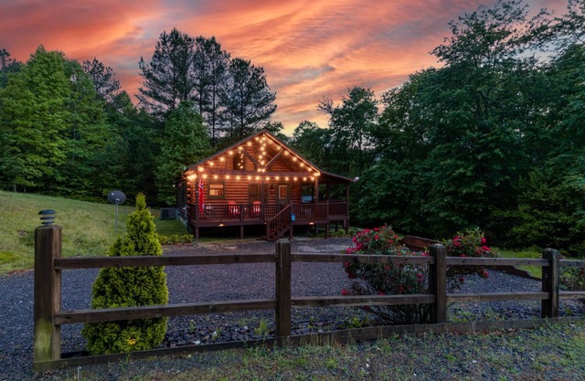 Log cabin near Blue Ridge & Murphy, fast wifi 👨‍👩‍👧‍👦 freindly 🛏️ 6 -🐶 & hot tub!