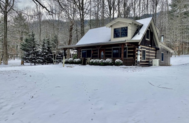 Log Cabin, walk to Cades Cove and just minutes from Gatlinburg with a view!