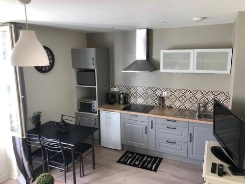Logement à Brive - proche de la gare et du centre ville - Climatisation - fibre internet - stationnements gratuits
