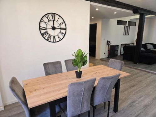 Logement entier 120m2 centre Foix -3chambres-2SDB-2wc-Parking gratuit à 1 Minute