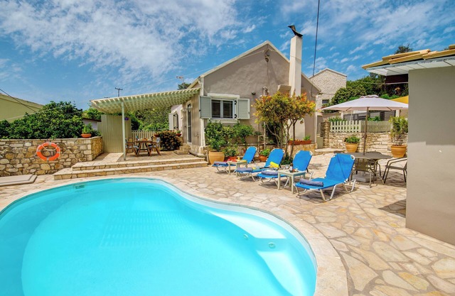 Loggos Seaview Cottage with Pool