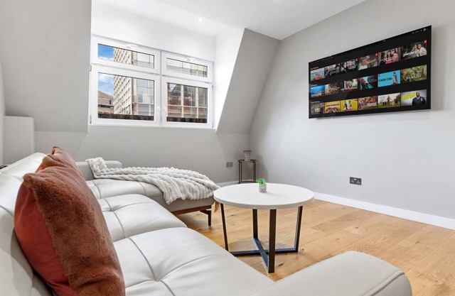 London Bridge Luxury by Sol Haven