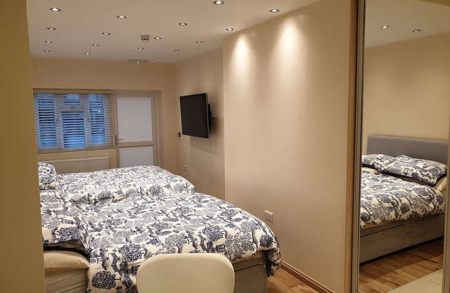 London Luxury 2 bed studio 4 mins from Ilford Station