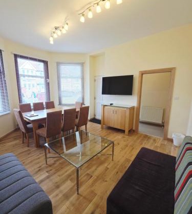 London Luxury 3 bedroom flat, free parking, garden, sleeps x10, Close to Tube