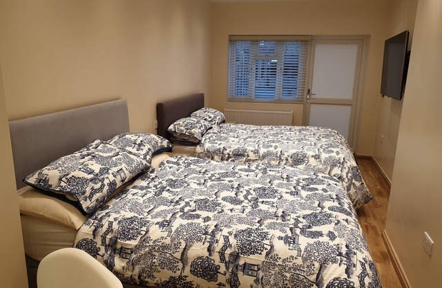 London Luxury 3 Bedroom with 3 On suite Bathrooms and Free Parking Close to Tube