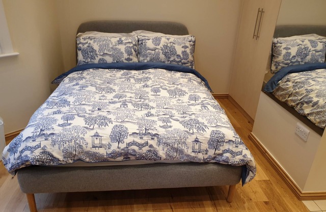 London Luxury Studio Flat 4 mins to Ilford Stn with FREE parking