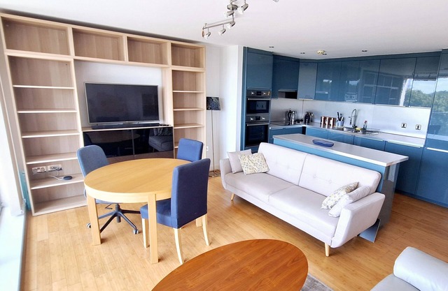 London Urban living apartment with riverview