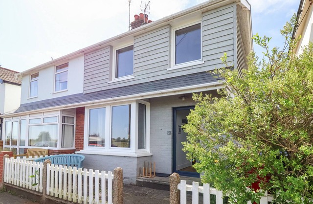 LONG VIEW, family friendly, with open fire in Southwold