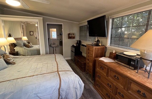 Los Angeles. Comfortable, clean Guest House just north of LAX