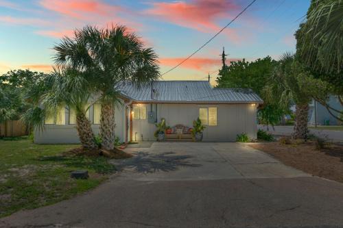 Lost Pearl - Charming 1940s Beach Cottage, 1 Block to Private Beach Access, Sznl Pckgs, FREE Daily Activities, and More