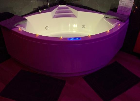 Love room avec jacuzzi privé