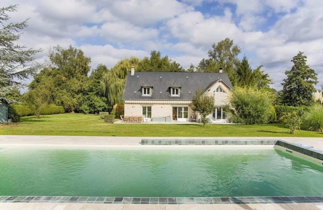 Lovely spacious villa with sauna pool and garden