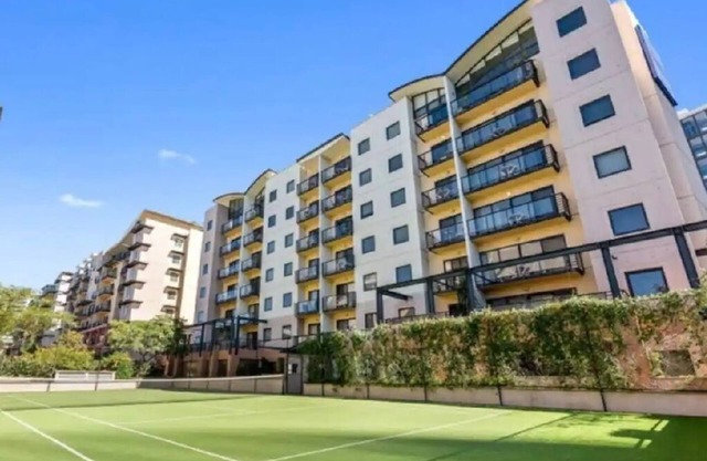 Lovely 1 bed city pad with pool, free parking, gym