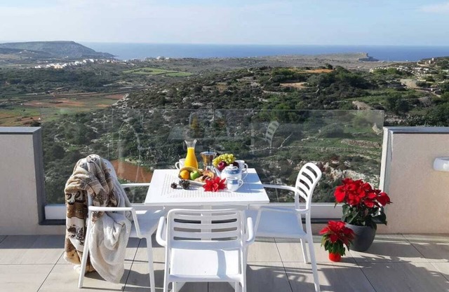 Lovely 1 bed Penthouse Country & Seaviews