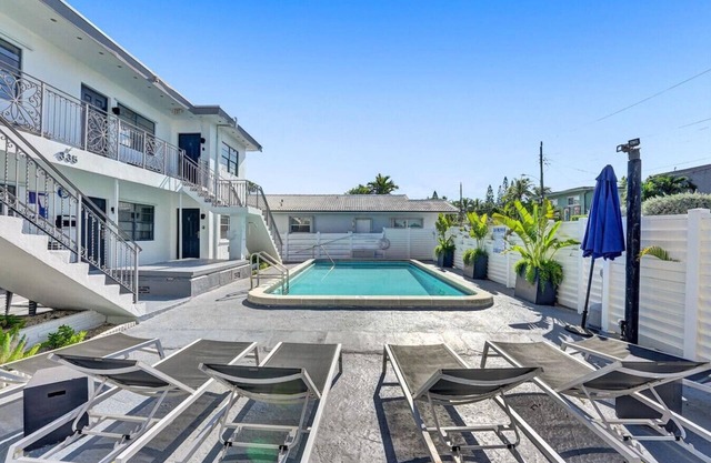 Lovely 1- bedroom rental unit with pool