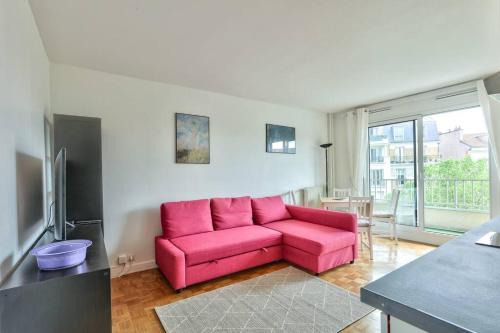 Lovely 1 BR Flat with balcony near metro line 10