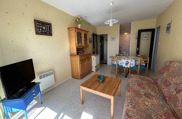 Lovely 1-BR Apartment 100m from Beach with Private Parking