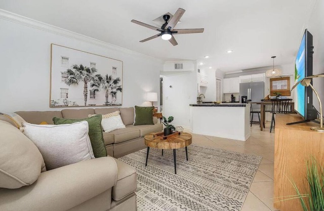 Lovely 2-Bdr w/Patio, Lake Park!