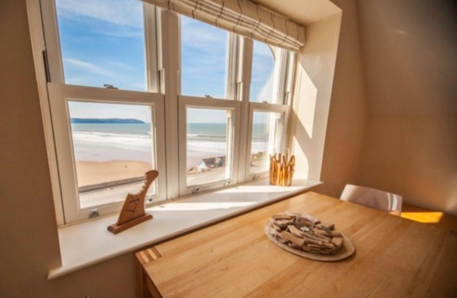 Lovely 2 bed apartment opposite main beach on Esplanade with fab seaviews !