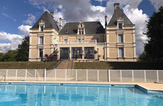 Lovely 2 bedroom apartment Chateau in large grounds with 25M outdoor pool.