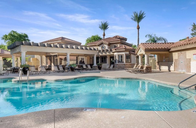 Lovely 2 Bedroom Condo W/Heated Pool!