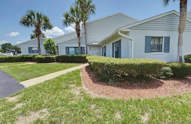 Lovely 2-Bedroom Townhome on Lake Henderson in the Quaint Town of Inverness, FL