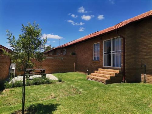 Lovely 2 Bedroom Townhouse with private garden