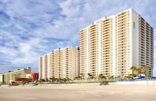 Lovely 2 bedroom condo on the beach