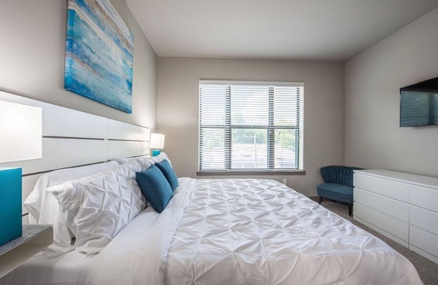 Lovely 2BDRM unit, Midtown w/FREE Parking