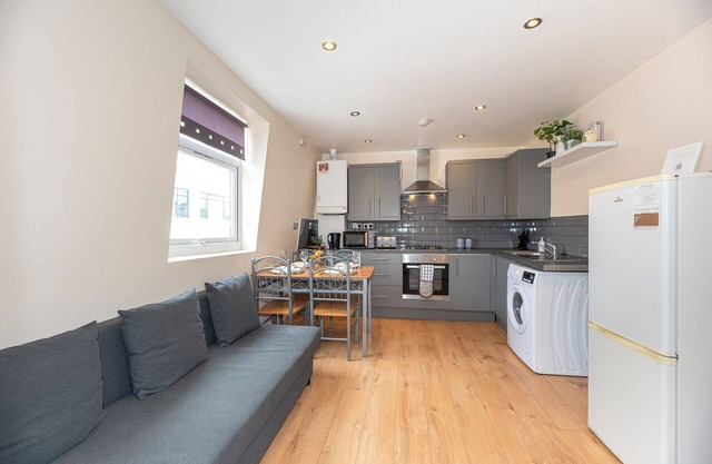 Lovely 3 Bedroom Flat with FREE Wi-Fi in Aldgate Tower Hill Whitechapel London