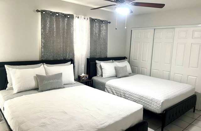 Lovely 3-bedroom hotel in brilliant Las Vegas with AC, WiFi, 2 full bathrooms