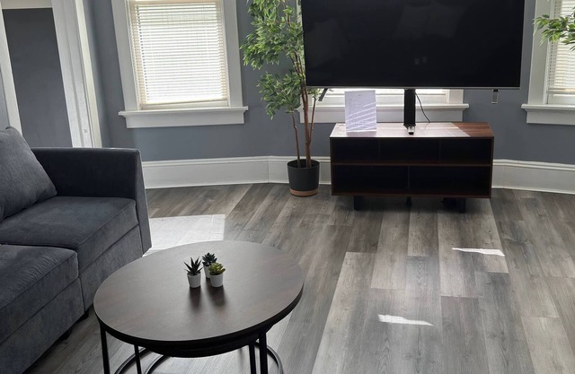 Lovely 3 Bedrooms upper in Downtown West Allis.