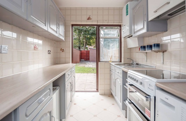 Lovely 4-BedRoom House Near Romford Station