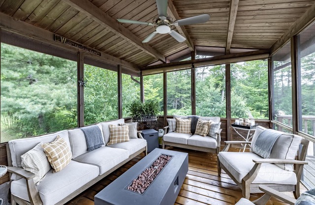 Lovely 6 bed 4 bath cottage on Clear Lake with Bunkie