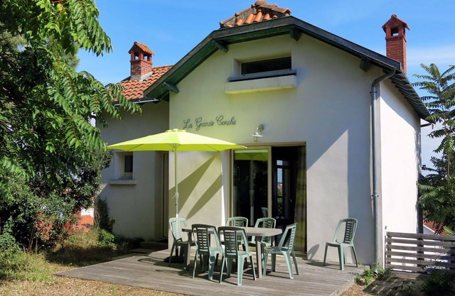 Lovely apartment for 5 guests with TV, terrace, pets allowed and parking