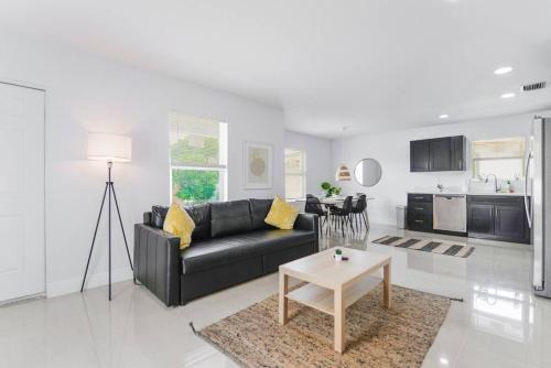 Lovely Apartment 3 Bedrooms 2 bathroom At Liberty City