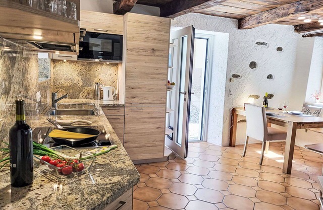 Lovely apartment for 2 guests with WIFI, TV, pets allowed and parking