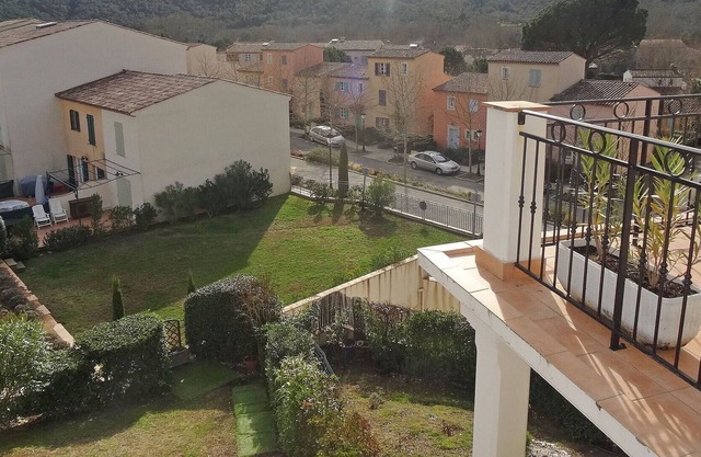 Lovely apartment for 6 people with WIFI, pool, TV, balcony, pets allowed and parking