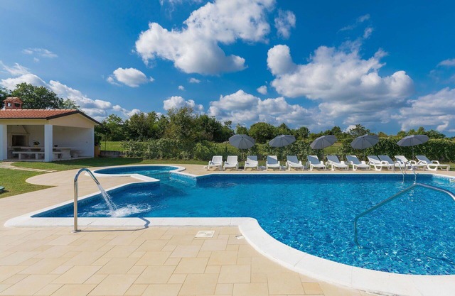 Lovely apartment for 7 guests with A/C, pool, WIFI, TV and balcony