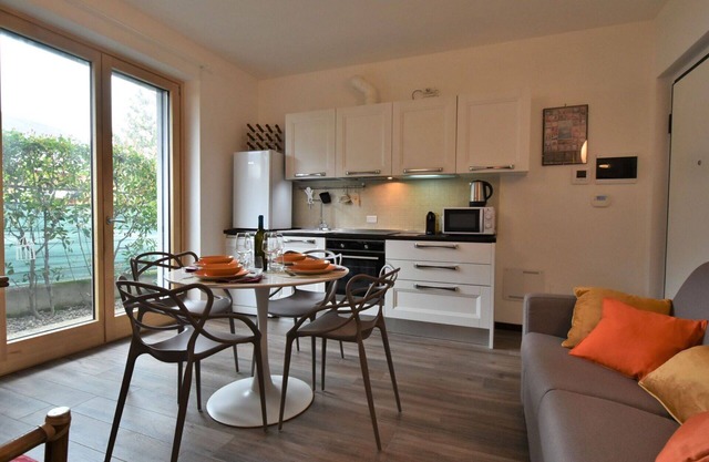 Lovely apartment for 4 guests with WIFI, A/C, TV, pets allowed and parking