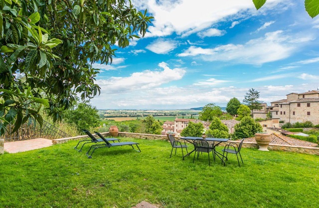 Lovely apartment for 3 people with WIFI, TV, patio, pets allowed, panoramic view and parking
