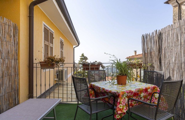 Lovely apartment for 6 people with WIFI, A/C, balcony, pets allowed and parking