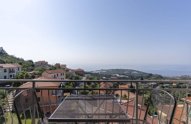 Lovely apartment for 6 people with WIFI, A/C, balcony, pets allowed and parking