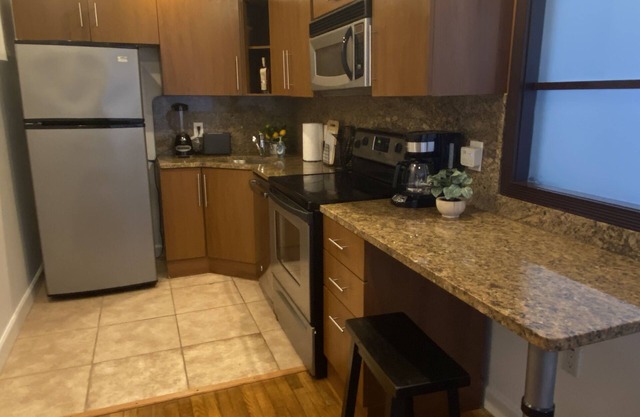 LOVELY APARTMENT IN THE GABLES, SLEEPS 4, THE BEST